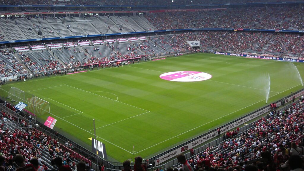 Allianz Arena: Sicht auf das Spielfeld, Block 225 (Südtribüne, Mittelrang)