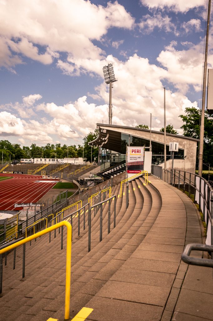 Donaustadion Ulm, Haupttribüne mit Vortribüne (Foto: © Bulitickets.de)